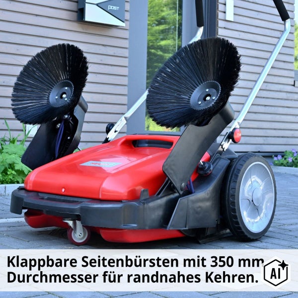 Kehrmaschine mit zwei klappbaren Seitenbürsten von 350 Millimeter Durchmesser für gründliches Kehren an Kanten und Hauswänden.