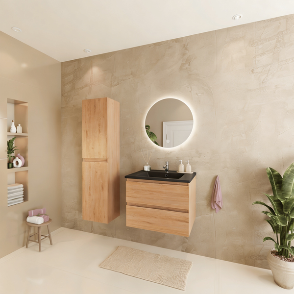 Modernes Badezimmer mit Waschtischunterschrank aus hellem Holz, schwarzem Waschbecken, passendem Hochschrank und rundem beleuchtetem Spiegel.