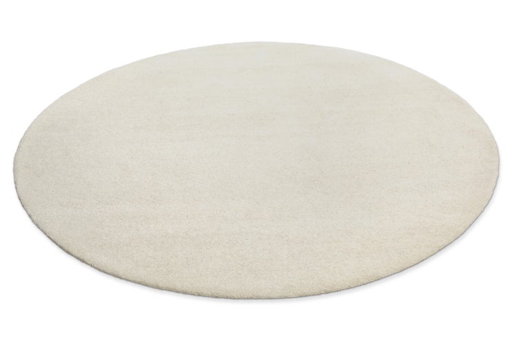 Runder, weicher Hochflor-Teppich in Cremeweiß.