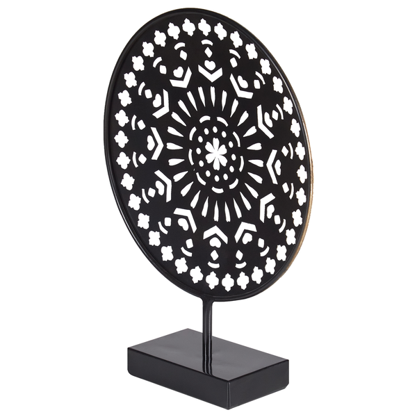 Dekorative Metallskulptur mit ornamentalen Aussparungen auf Sockel