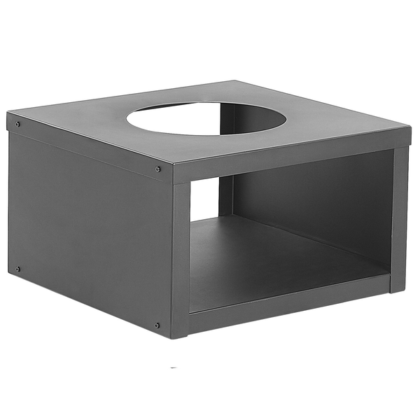 Schwarze Feuerschale mit brennendem Feuer auf Sockel mit Holzfach, umgeben von Holzgartenmöbeln auf einer gepflasterten Terrasse.