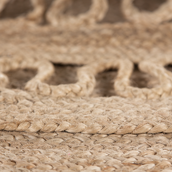 Nahaufnahme eines Teppichs aus geflochtenen Naturfasern wie Jute oder Sisal mit gewebtem Muster.