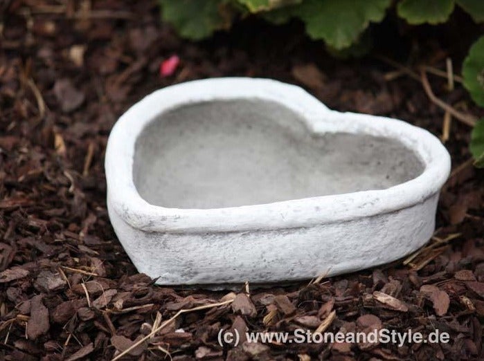 Pflanzschale aus Beton in Herzform für den Garten