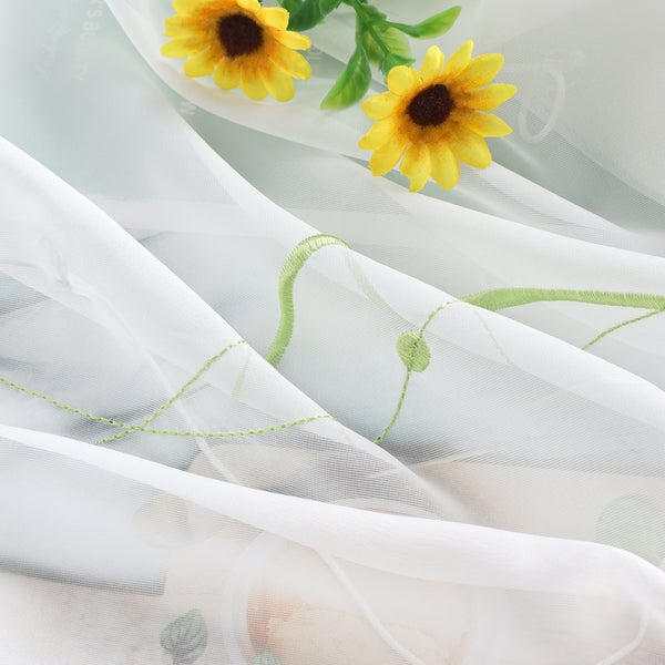 Dekostoff mit Blumenmuster und Stickereien