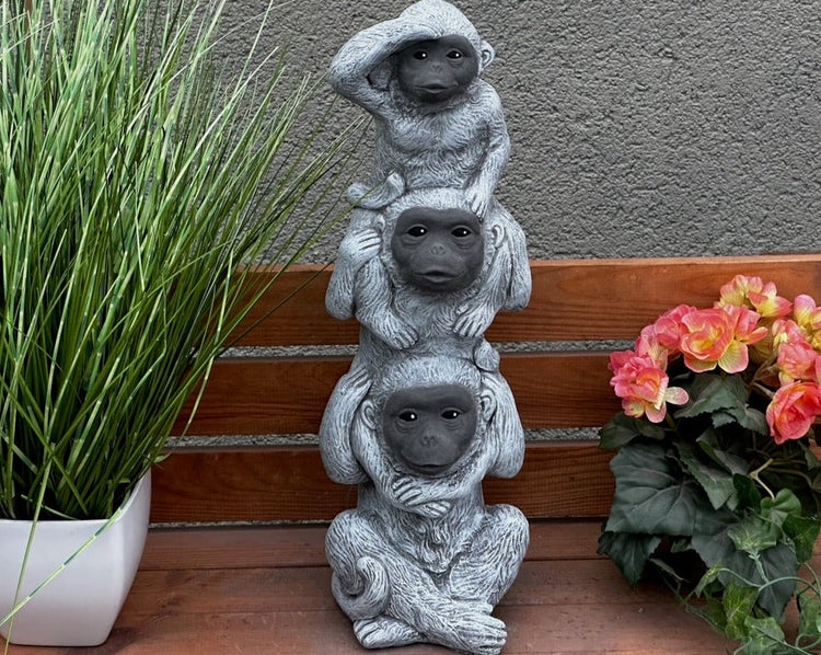 Gartenfigur Drei Affen übereinander gestapelt aus Steinguss: nichts sehen, nichts hören, nichts sagen.