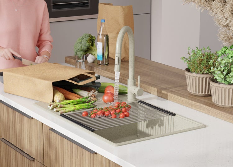 Küchenszene mit Spüle, Armatur und frischem Gemüse zum Kochen