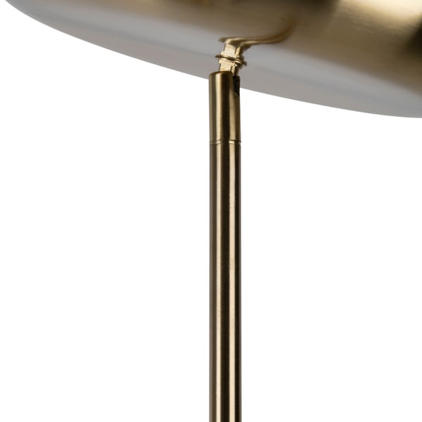 Moderner Sessel mit Stehlampe vor einer Holzvertäfelung