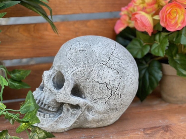 Dekorativer Totenkopf aus Kunststein in Steinoptik für Haus und Garten