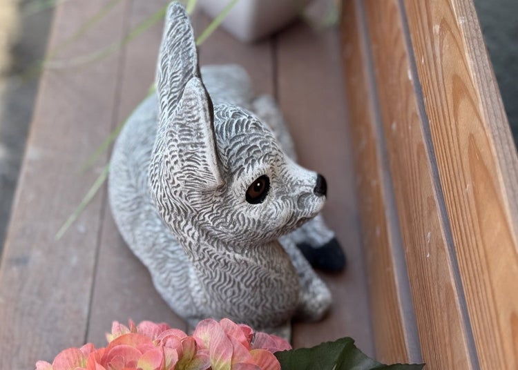 Gartenfigur Rehkitz aus Kunststein in realistischer Optik als Dekoration für den Außenbereich