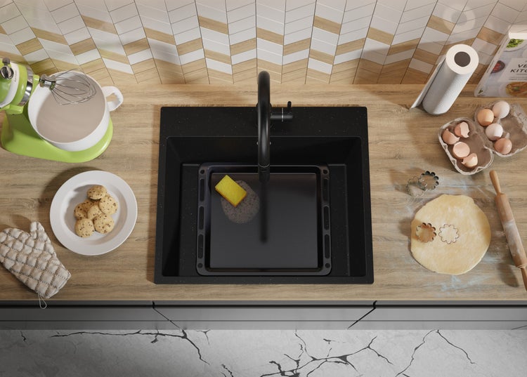 Küchenszene mit Spüle, Gebäck und Kochutensilien