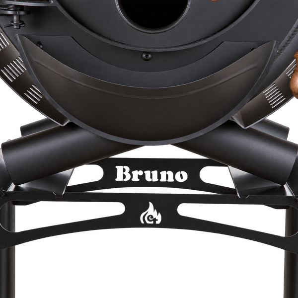 Detailansicht des Bruno Kaminofen Sockels aus Metall mit Markenschriftzug und Logo
