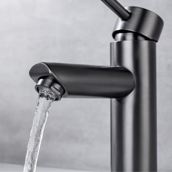 Moderne Einhebel Waschtischarmatur in matter Optik mit fließendem Wasserstrahl