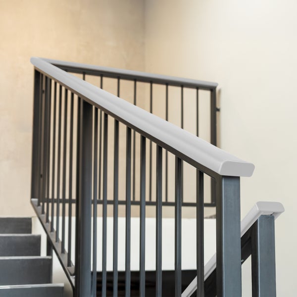 Treppengeländer aus Metall mit Handlauf