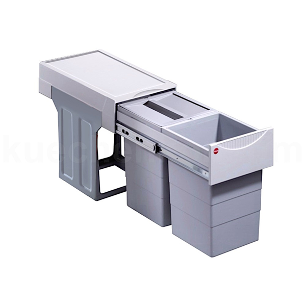 Ausziehbarer Einbau-Abfalleimer mit zwei Kunststoffbehältern zur Abfalltrennung im Küchenunterschrank.