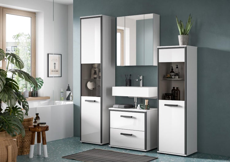 Badezimmer mit Waschbecken, Spiegelschrank und Hochschränken