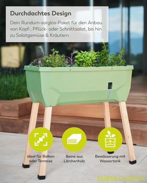 Bepflanztes Hochbeet Sammy Salad von Gusta Garden aus Kunststoff mit Beinen aus Lärchenholz und Wassertank für Balkon und Terrasse. Gusta Garden Logo.