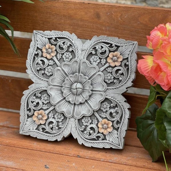 Quadratische Wanddekoration aus Stein mit florale Relief Ornamenten und filigranen Blumenmotiven für den Innen und Außenbereich