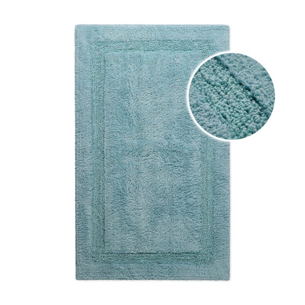 Hellblaue Badematte aus Baumwolle mit rechteckiger Bordüre und Detailansicht der weichen Textur.