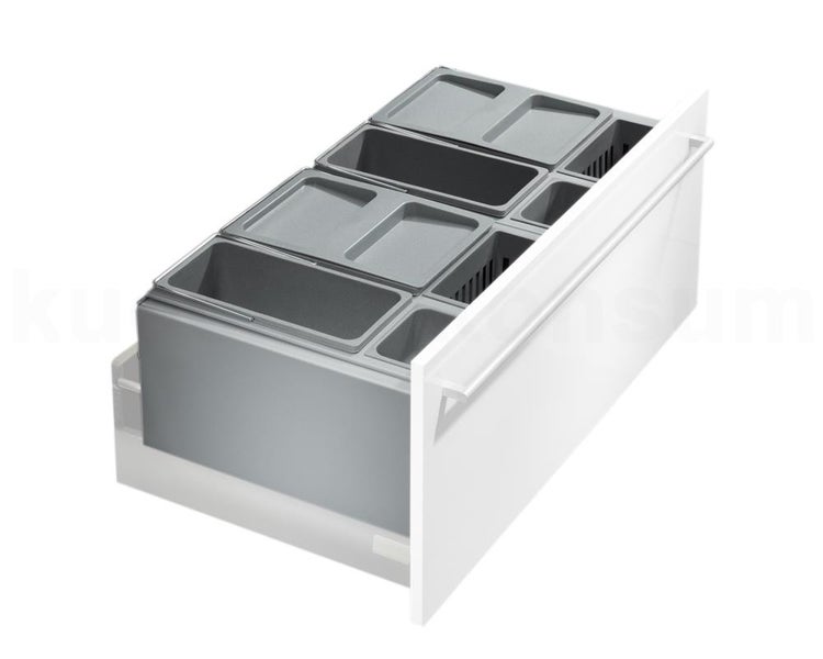 Mülltrennsystem für Küchenauszüge mit grauen Kunststoffbehältern und Deckeln in einer weißen Schublade.