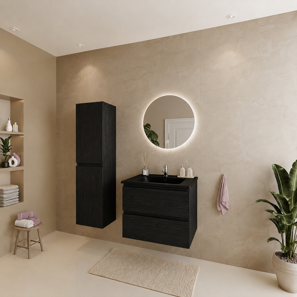 Modernes Badezimmer mit schwarzem Waschtisch und Hochschrank, beleuchtetem Rundspiegel und beigefarbenen Fliesen, minimalistisches Design.