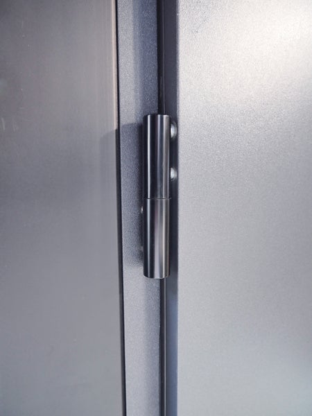 Detailansicht eines Scharniers an einer Metalltür
