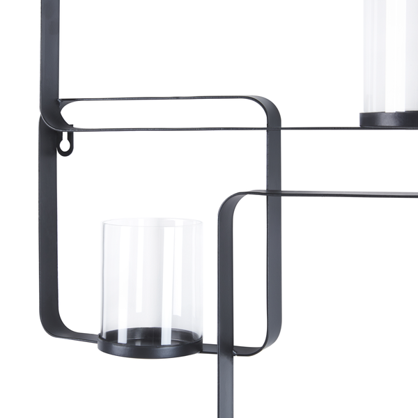 Schwarzes Wandregal mit Glaswindlichtern