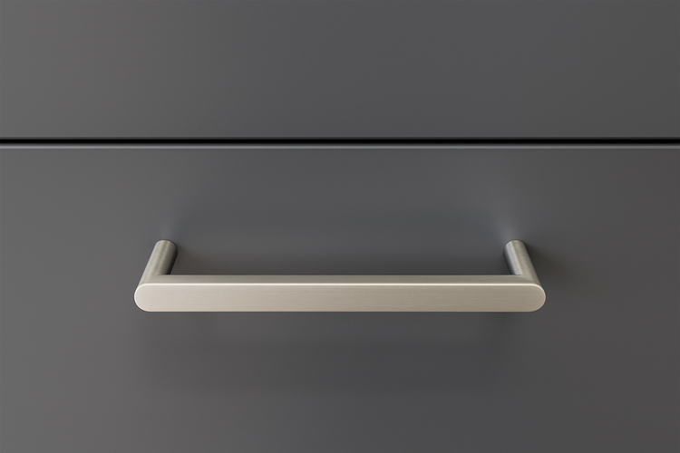 Schubladengriff aus Metall an einer grauen Schublade