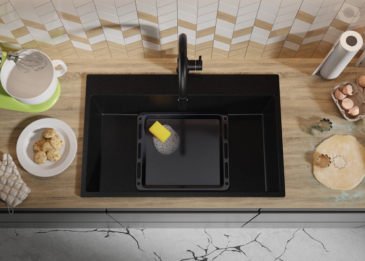 Küchenszene mit Spüle, Armatur, Backblech, Spülschwamm und Backzutaten auf einer Arbeitsplatte