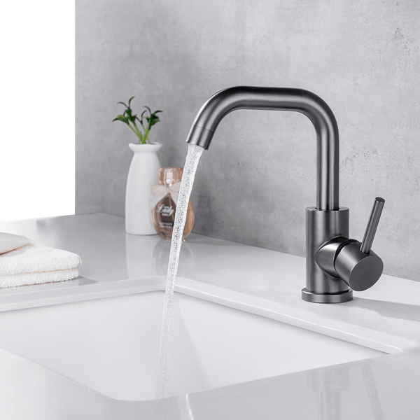 Moderne Einhebel Waschtischarmatur in Metalloptik über einem weißen Waschbecken mit fließendem Wasser.