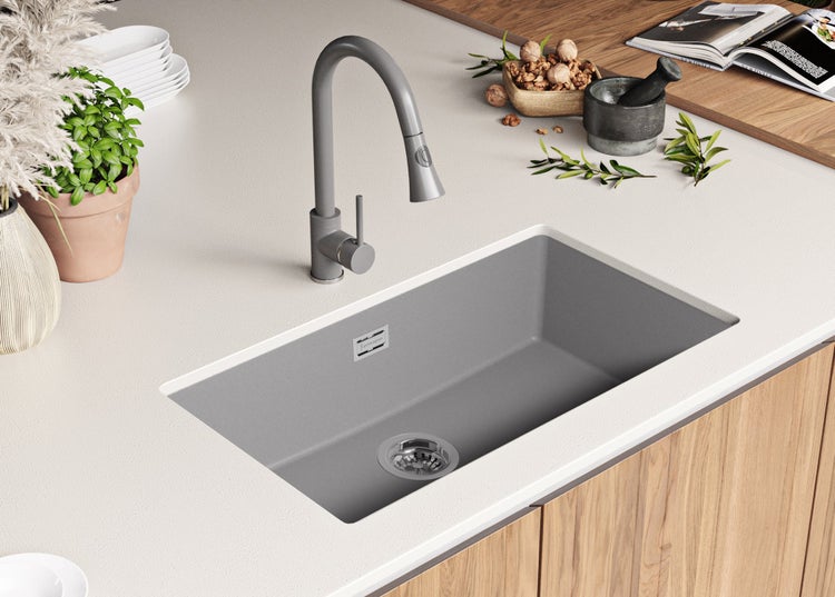 Spüle mit Armatur in einer modernen Küchenumgebung