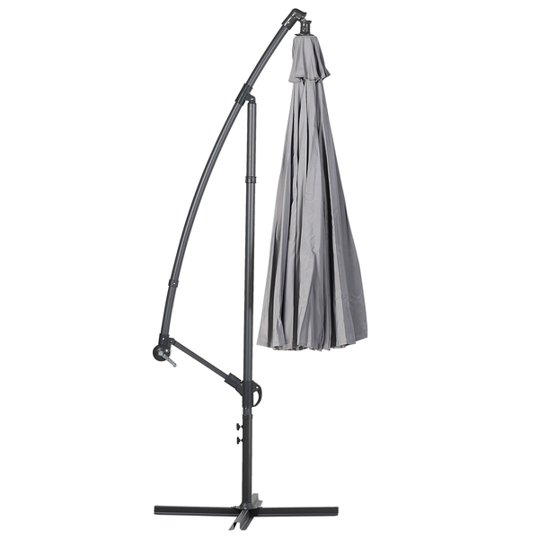 Geschlossener Ampelschirm mit grauem Textilbezug, dunklem Metallgestell und Kreuzfuß