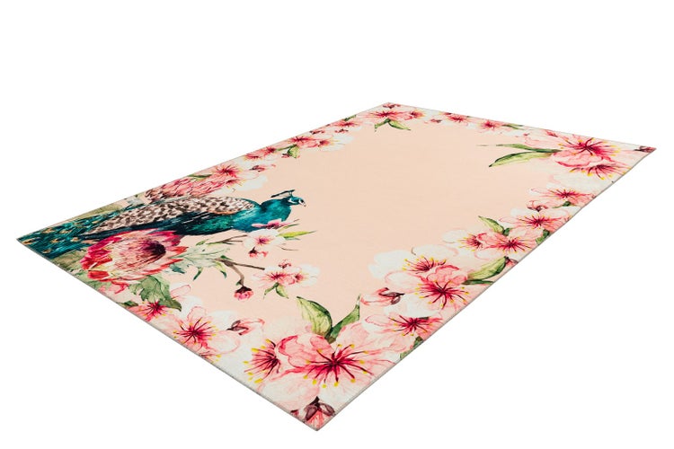 Helles Schlafzimmer mit Bettwäsche, Teppich und Bademantel im Pfauen- und Blumen-Design, botanischer Stil, farbenfroh und aufgeräumt.