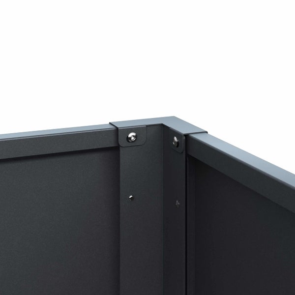Detailansicht der Eckverbindung eines Hochbeets aus Metall mit Verschraubung.