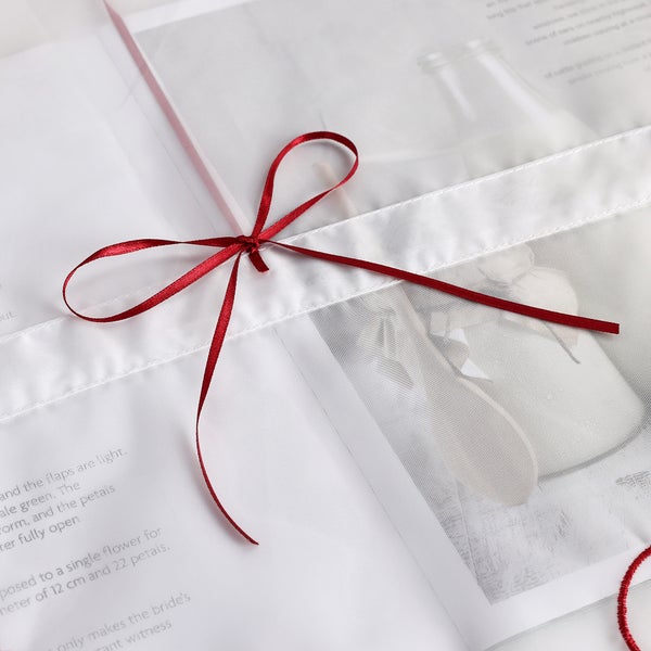 Dekorative Verpackung mit roter Schleife