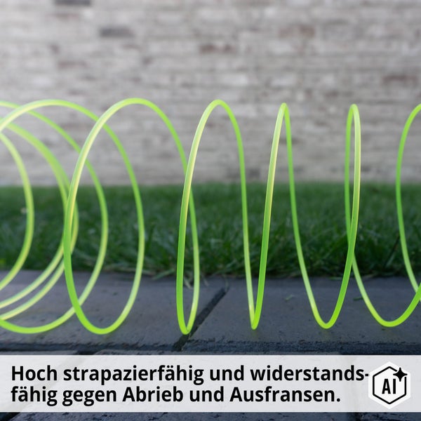 Mähfaden für Rasentrimmer als spiralförmiger Faden mit hoher Abriebfestigkeit auf Steinplatten liegend.