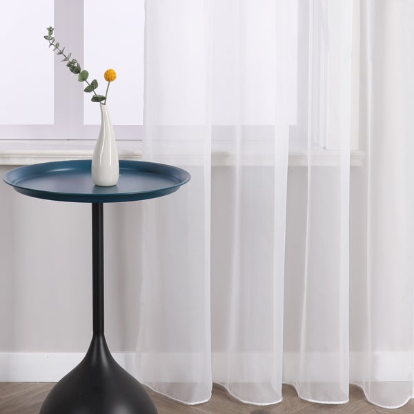Szene mit Vorhang, Tisch und Dekoration