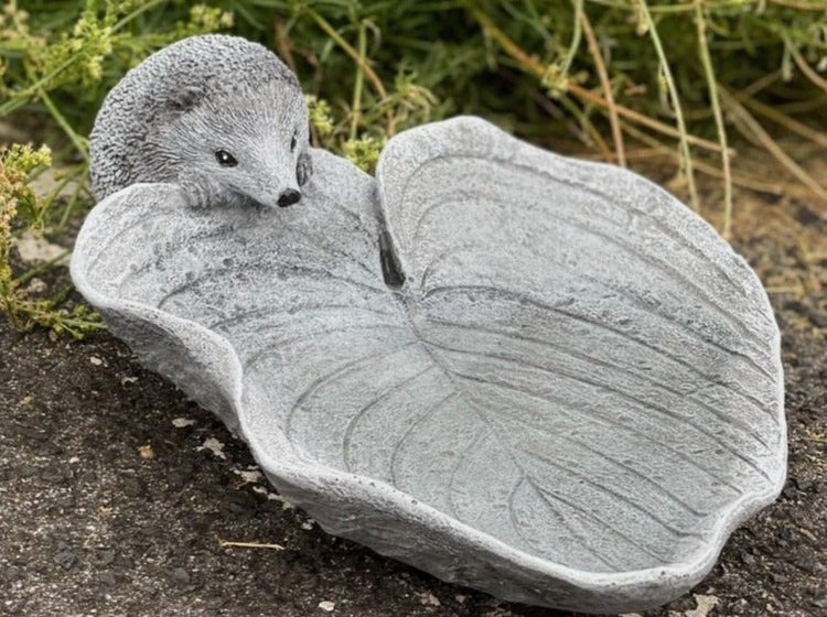 Gartendekoration Vogeltränke in Blattform aus Stein mit einer Igel Figur am Rand