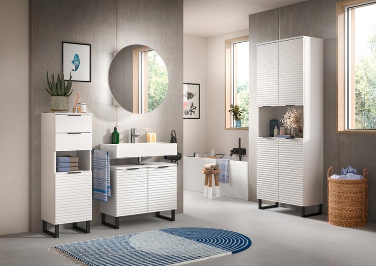 Helles Badezimmer mit Waschtisch, Spiegel, Badschrank und Wäschekorb