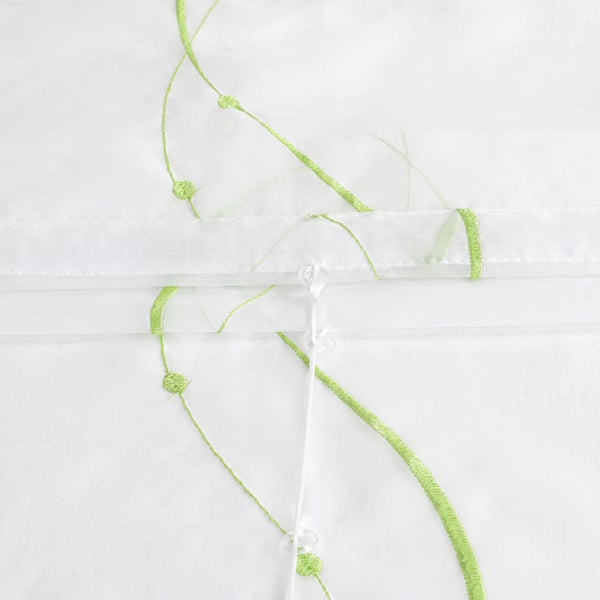 Dekoschals mit grüner Stickerei im Detail