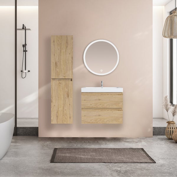 Modernes Badezimmer mit hängendem Waschtisch und Hochschrank in Holzoptik, rundem LED-Spiegel, weißem Waschbecken und schwarzer Dusche.
