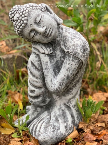 Steinfigur Buddha in knieender Position für den Garten