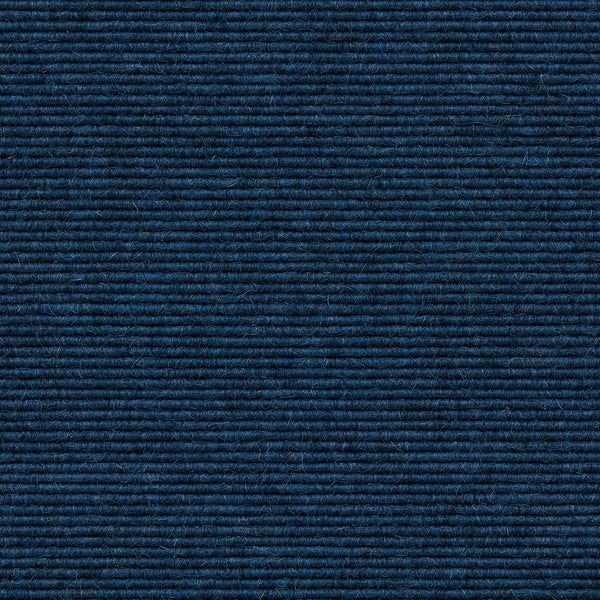 Dunkelblauer Teppichboden mit Rippenstruktur.