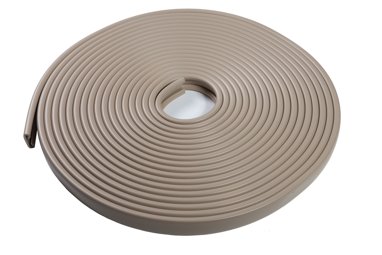 Beige Kantenschutzprofil in U-Form, Kunststoff, auf Rolle.
