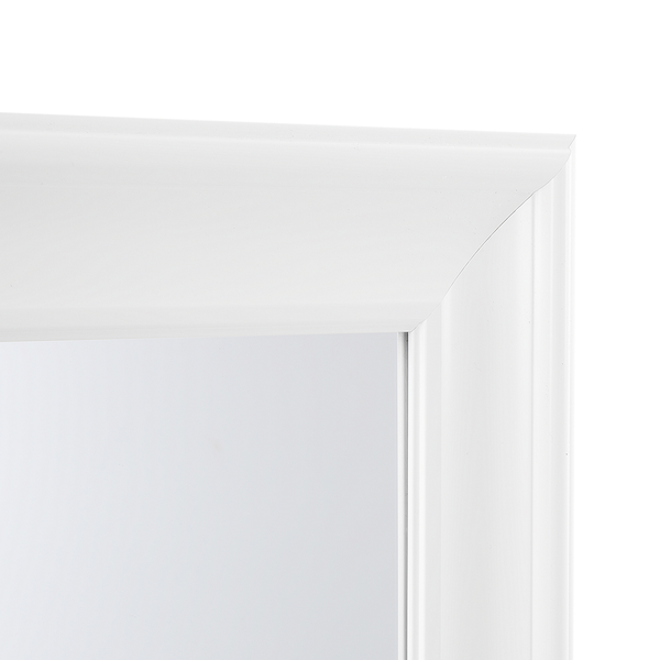 Detailansicht eines weißen Spiegels mit Rahmen