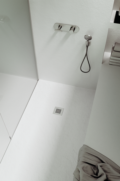Moderne bodengleiche Dusche mit strukturierter Duschwanne, Unterputzarmatur und Handbrause in minimalistischem Baddesign.