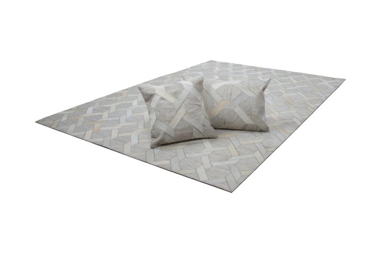 Nahaufnahme eines gewebten Teppichs mit abstraktem geometrischem Muster.