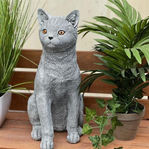 Dekorative Gartenfigur Katze aus Kunststein in sitzender Position für den Außenbereich