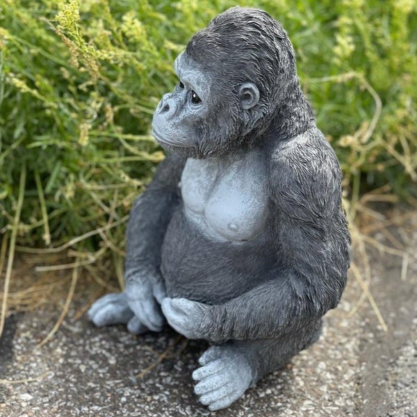 Detaillierte Gorilla Gartenfigur als dekorative Skulptur für den Außenbereich