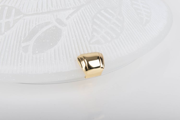 Dekorative Szene mit einer Flasche, Gläsern, einer Neonreklame mit der Aufschrift Prosecco Time, einer Vase und Büchern auf einem Tisch