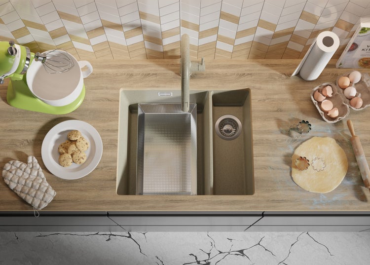 Küchenszene mit Spüle, Armatur, Küchenmaschine und Backutensilien auf einer Arbeitsplatte.